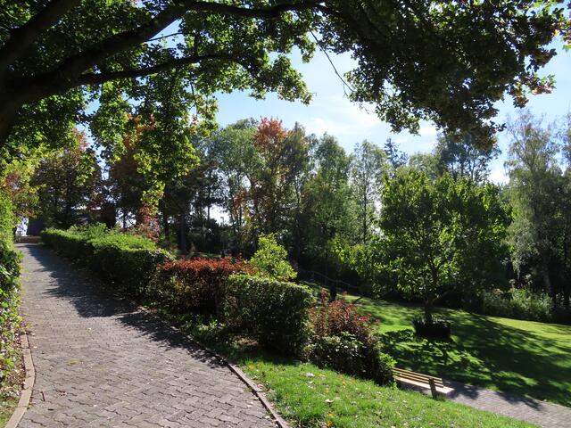 Von dort hinten bin ich losgegangen und habe noch einige Meter zu gehen, bis ich im unteren Teil des "Hexengartens" angekommen bin (die Bank ist eine von zweien und die stehen im unteren Teil des Gartens) ...