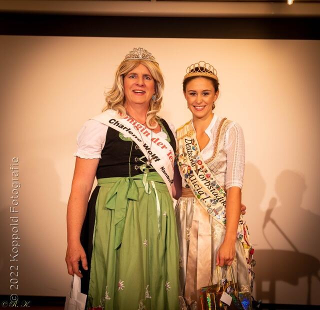 Korbstadtkönigin Alicia (2018-2022) und Königin der Texte Charlene Wolff seit 2013 https://koenigin-charlene.de