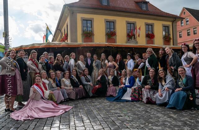 Das abschließende Hoheitenfoto vom Korbstadtfest 2022 in Lichtenfels