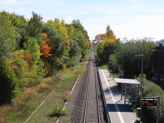 Der Bahnsteig am SÜDBAHNHOF mit Blickrichtung MARBURG.