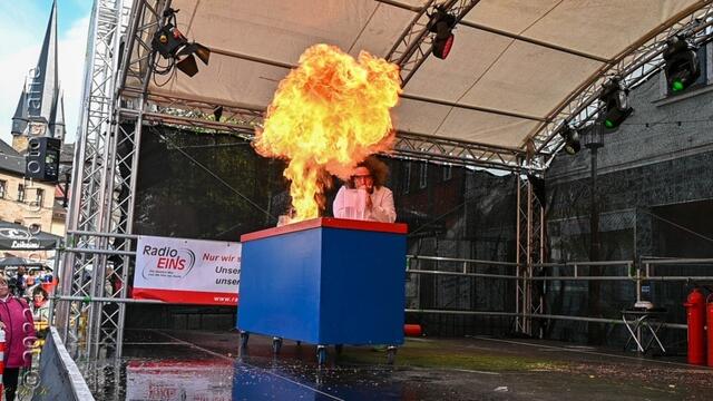 Explosive Experimente auf der Bühne