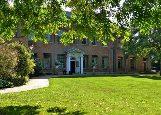 Studenten des Colleges pflegen die Gärten als Teil ihres Studienprogramms. Die Kurse umfassen Landwirtschaft, Tierhaltung, Gartenbau, Sattlerei, Baumzucht, Floristik, Natur- und Umweltschutz sowie Gartengestaltung.