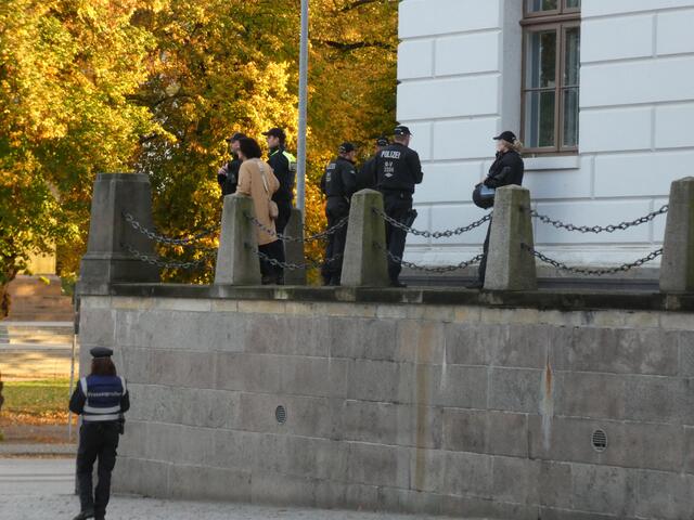 Polizei und Ordnungsbehörde mit guten Überblick oben bei der Staatskanzlei  unten wartet die Pressevertreterin der Polizei auf ihre Fragen.