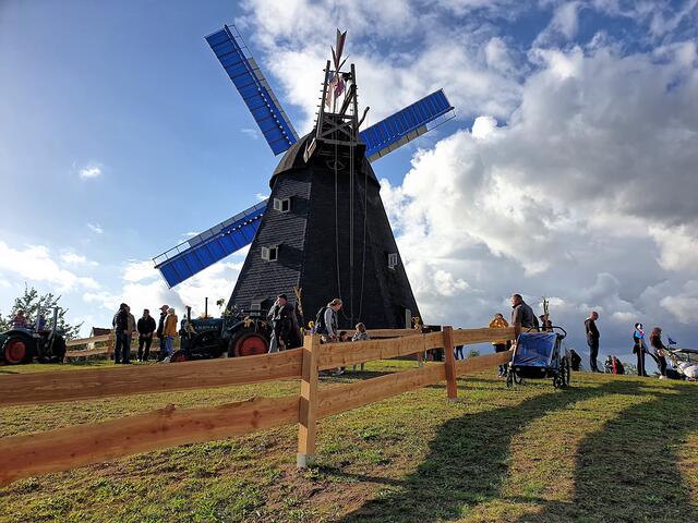 der Holzzaun wurde kurz vor dem Herbstfest erneuert