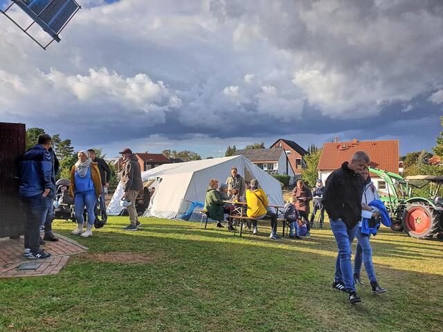 das Zelt der Feuerwehr bot Schutz bei den Regenschauern
