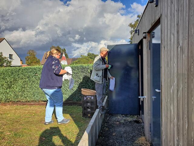 das Geschirr musste zum Abwasch zwischen Zelt und Spüle von fleißigen Helfern transportiert werden