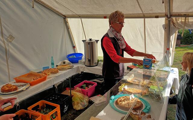 Kuchen-Bufett mit vielen gespendeten Leckereien