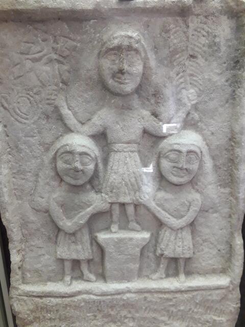 Diana zwischen zwei Nymphen ist möglicherweise Vorform der "drei Matronen" in der römischen und alpenländischen Kunst. Museum Sarajewo