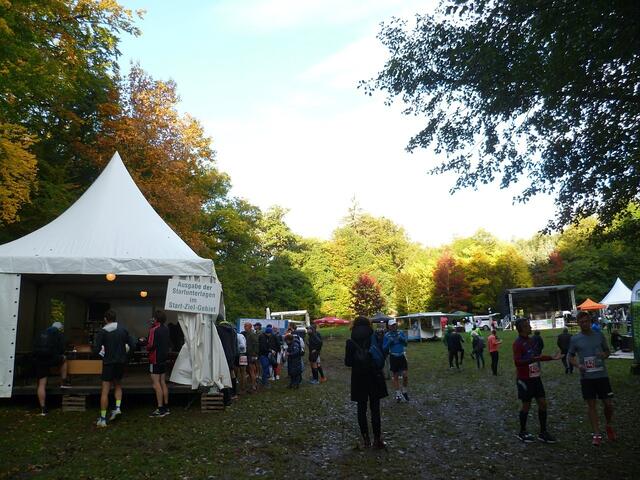 Startnummern-Ausgabe am Lauftag im Start-Ziel-Gebiet Hasserode, Himmelpforte.