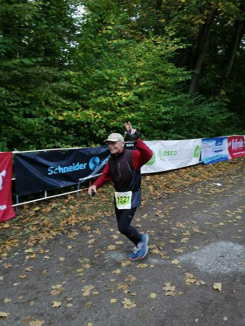 11 km: 20 Meter vorm Ziel - Der Hänigser Athlet erhält Beifall von seiner Familie, Zuschauern und durch den Sprecher.