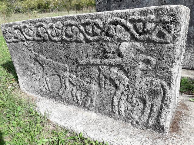 Der Reiter, als Symbolfigur Perendis und der illyrischen Jägerkultur, die in die matriarchalen Donaukulturen eingedrungen war, auf einem Sargmonument der Bogumilen