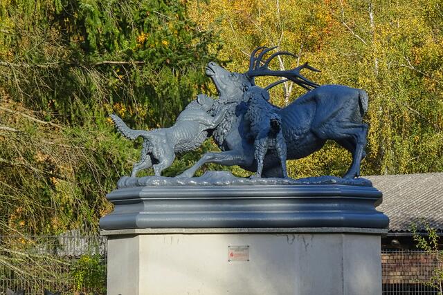 die Metallplastik "der besiegte Hirsch"  wurde von dem Modelleur Johan Heinrich Kureck entworfen und in Mägdesprung gegossen. Sie steht mit anderen Plastiken auf dem Hüttenplatz der ehemaligen Eisenhütte in Mägdesprung