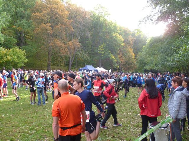Die Marathon-Läufer/innen sammeln sich vor dem Forsthaus Himmelspforte.