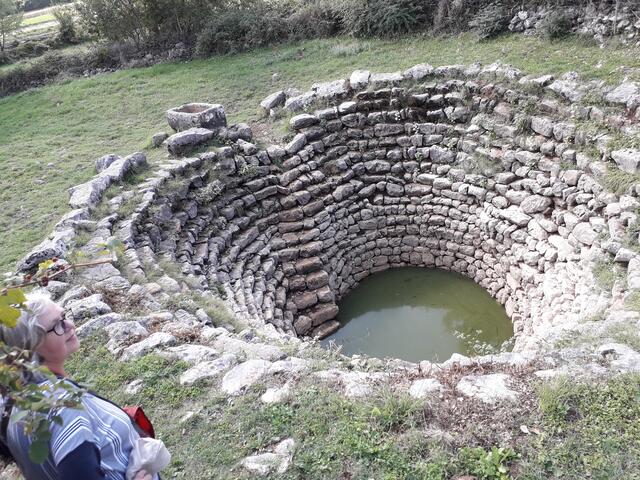 Frau Stöhr vor der spiralförmig schlangeförmig gebauten Zisterne aus der Bogumilenzeit: die Quelle der Prende?
