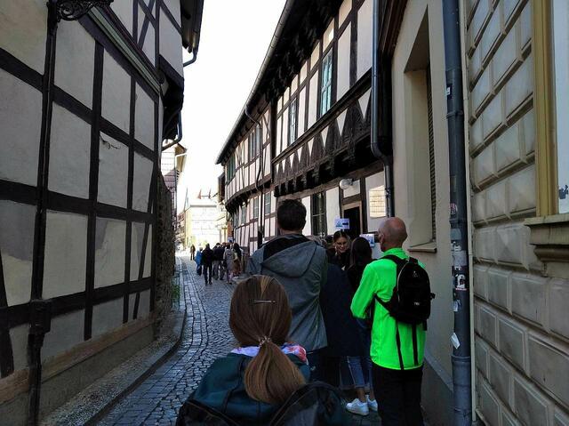 Laufsportler/innen warten in der Unterengengasse auf die Startnummern-Ausgabe. Vorn: Angemeldete, im nächsten Haus: Nachmelder.