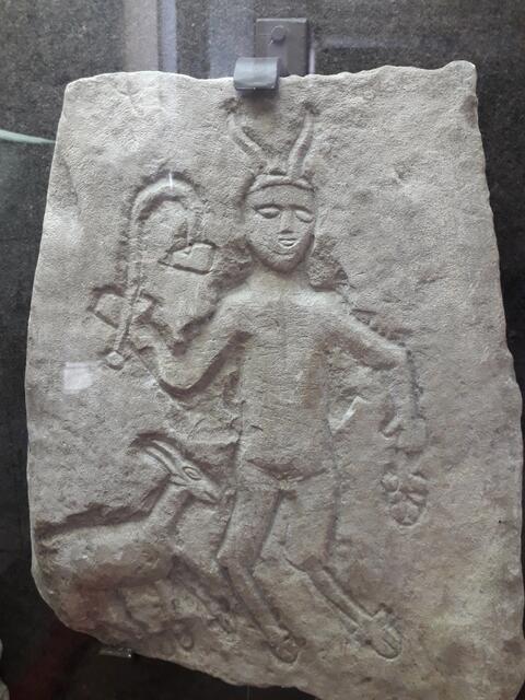 Wie bei den Satyrn ist der Kult des Silvanus ein lebendiger Kult des Landschaft-Erlaufens, kein Kult der geschlossenen Tempel oder Kirchen (Kommodos= Gesang beim gemeinsamen Lauf-- Kommödie) (Tragodos= Gesang der Ziegenböcke-- Tragödie)