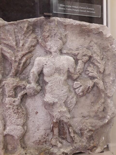 Silvanus  ist ein Vegetationsgott und Vorbild für den "Greenmann" der irisch-englischen Mythologie. Ebenso wie Dionysos (Bacchus) und Diana und auch die alten Muttergöttinnen wird er mit Ziegenböcken seltener auch  anderen Tierpaaren dargestellt. Nationalmuseum Sarajewo