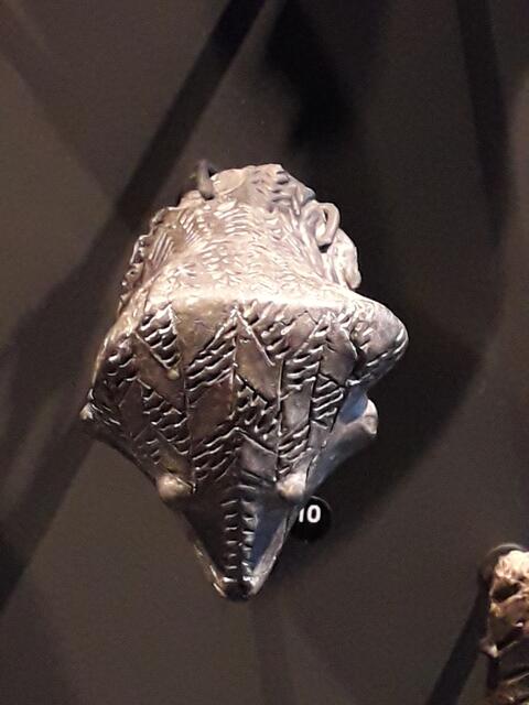 Schlangen- oder vogelköpfiges Idol der Karanovokultur. Museum Sarajewo