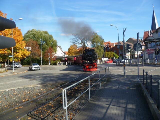 Die Brockenbahn quert die Straßenkreuzung.