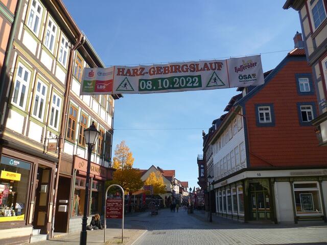 Straßenbanner über der „Breiten Straße“ in Wernigerode.
