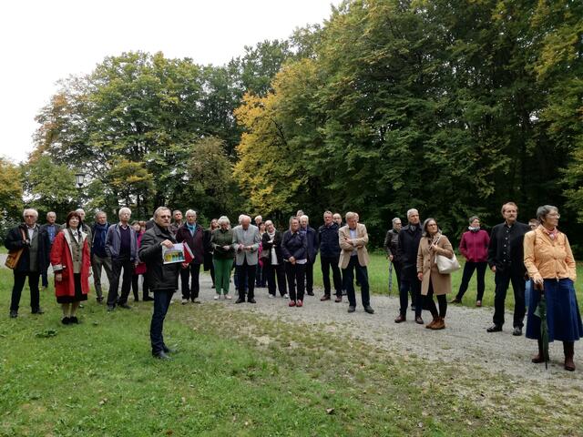 Kreisheimatpfleger Michael Schmidberger brachte den Besuchern des Wittelsbacher Heimattages die Baugeschichte der Burgkirche in Oberwittelsbach anschaulich nahe. | Foto: Wolfgang Brandner