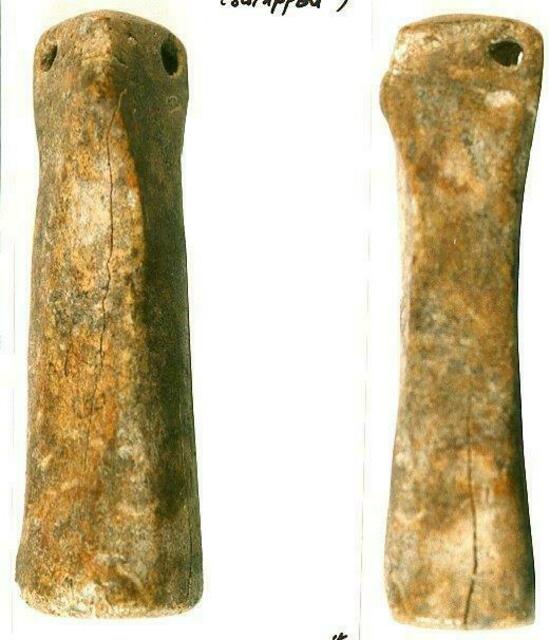 kleines Vogelköpfiges Knochenidol aus dem Neolithikum von Rumänien. Haus der Kulturen Diedorf