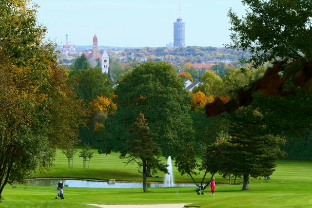 Die gepflegte Anlage des Golfclubs Leitershofen mit herrlichem Ausblick auf Augsburg