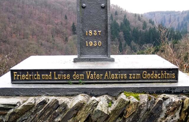 Gedenk Kreuz  (Archivbild). Das Gedenk - Kreuz für Herzog Alexius wurde 1837 errichtet, 1930 erneuert. 1945 wurde es bei Kriegshandlungen zerstört, stürzte  ab  und lag bis zum Jahrhunderthochwasser 1994 in der Selke. In ehrenamtlicher Tätigkeit wurde es wieder an seinem Originalplatz errichtet