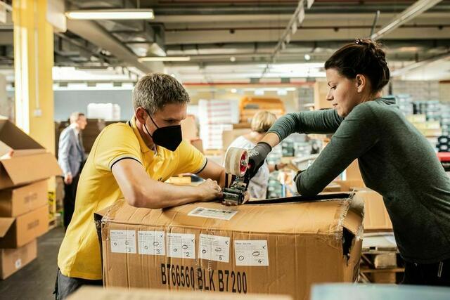 Jehovas Zeugen auf dem Steinfels beim Verpacken der gespendeten und gekauften 
Winterkleidung. (Foto: JZ)