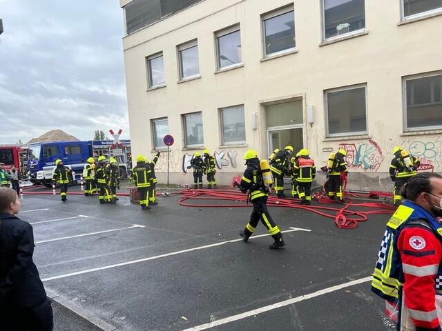 Einsatzkräfte der Feuerwehr am betroffenen Gebäude, im Hintergrund das THW. | Foto: Feuerwehr Frankfurt am Main
