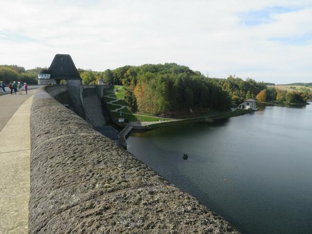 Blick auf die dicke Mauer.