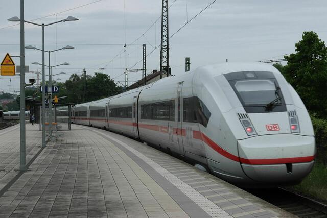 Dank dieses ICEs hatten Umsteiger vom RE98 in Marburg das Nachsehen.