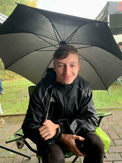 Regen, Regen, Regen,....aber Timo ist gut beschirmt.