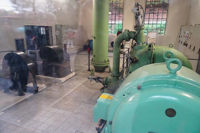Blick durch das Fenster des Wasserkraftwerk Steinerne Renne