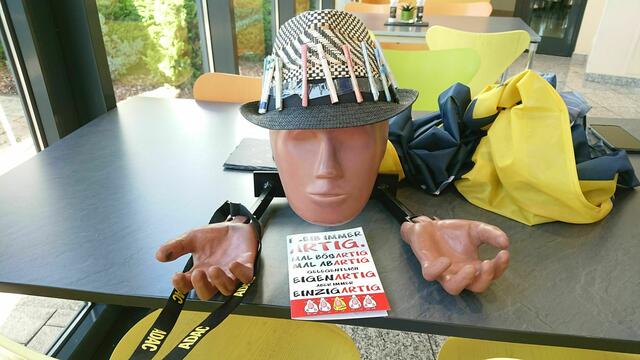 Einen Herrendiener aus Teilen von Crashtest-Dummys hat Peter Lukas, Mitarbeiter der Crashanlage im ADAC Technik Zentrum Landsberg/Lech, von seinen Kollegen zum Abschied in den Ruhestand erhalten. Foto: AD-AC/Burkhard Böttcher | Foto: Burkhard Böttcher/ADAC