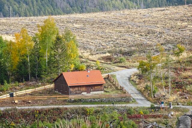 links geht es durch das Thumkuhlental nach Wernigerode, rechts geht es zum Ottofelsen, zur Steinerne Renne und zur Plessenburg, der rechte obere Weg führt nach Drei Annen