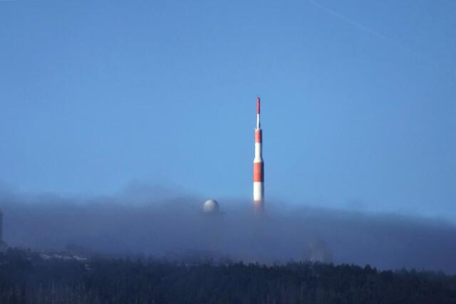Brocken in Wolken gehüllt, vom Ottofelsen aufgenommen (Archivbild 2020)