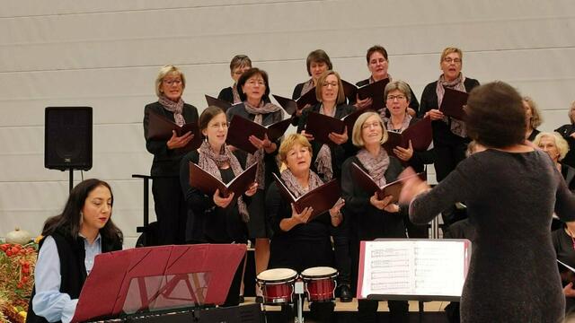 Das Vokalensemble Bissingen unter der Leitung von Magdalena Polzer wurde von Angelika Iwanow am Klavier begleitet.