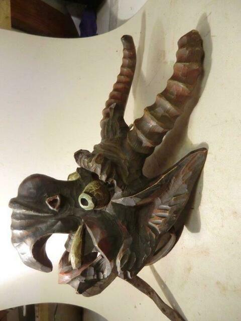 Dämonenmaske ähnlich einer Maske aus dem Innsbrucker Ferdinandeum aus dem Maskenmuseum Diedorf. Diese war in Büchern des 19. und 20. Jhdts. immer wieder  abgebildet und hat die Phantasie von Reupold sicher mit begleitet