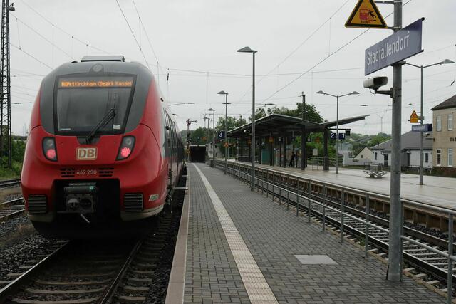 Am 8.6.2022 wurde bei der Abfahrt in Stadtallendorf das Fahrtziel Kirchhain angezeigt - obwohl es umsteigefrei bis Frankfurt geht.