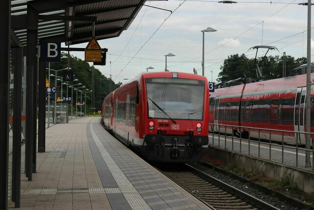 Kleines Extra um 19:16 Uhr: Lok 218 429-9 zieht mit zwei Triebwagen vorbei.