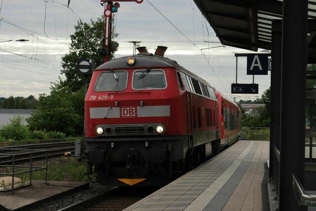 Kleines Extra um 19:16 Uhr: Lok 218 429-9 zieht mit zwei Triebwagen vorbei.