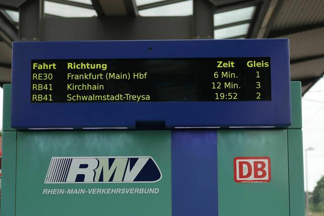 Der Fahrkartenautomat zeigte das Fahrtziel Kirchhain an.