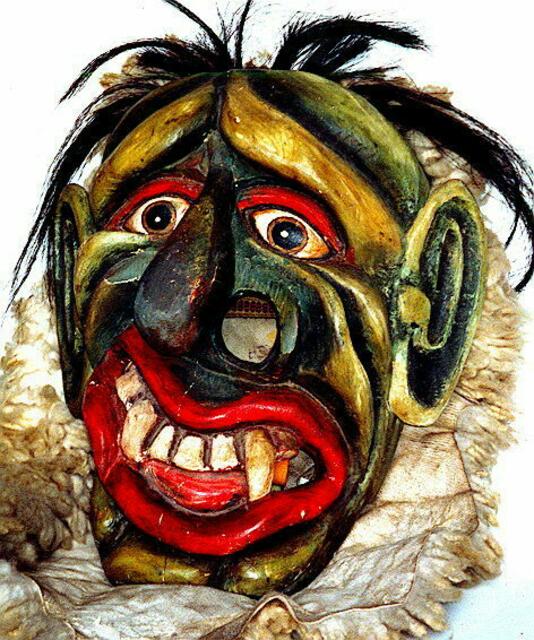 ein Typischer Klaubauf von Willi Troost, der in Matrei zeitgleich nach dem zweiten Weltkrieg  große derbe masken zu schnitzen begann und dessen Masken aus der Zeitung wohl auch für Hans Reupold sen. bekannt waren.