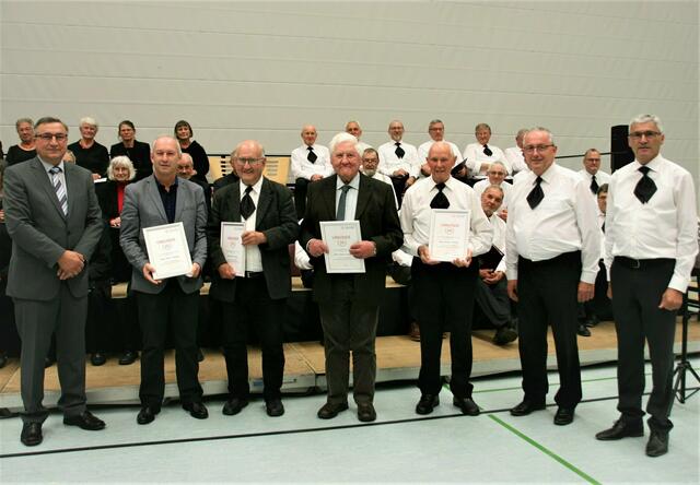 Die Chorgemeinschaft Bissingen führte im Rahmen des Konzertes in der Friedrich-Hartmann-Halle Ehrungen durch: (von links) Kreis-Chorverbandsvorsitzender Franz Lingel, Helmut Herreiner (25 Jahre), Michael Dorn (50 Jahre), Hermann Gnugesser (50 Jahre), Manfred Herreiner (60 Jahre), Chorleiter Roman Bauer und Vorsitzender Günter Geißler. Es fehlen Erwin Reiter (25 Jahre) und Georg Wetzstein (50 Jahre).
