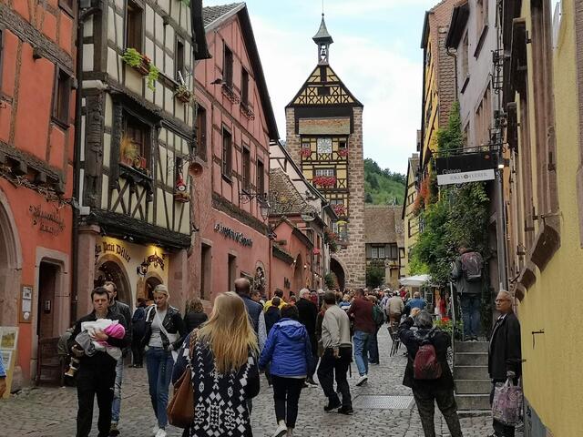 Betrieb in den Gassen von Riquewihr