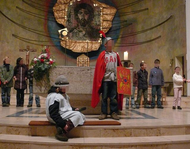 Martinsspiel in der St. Bernwardkirche