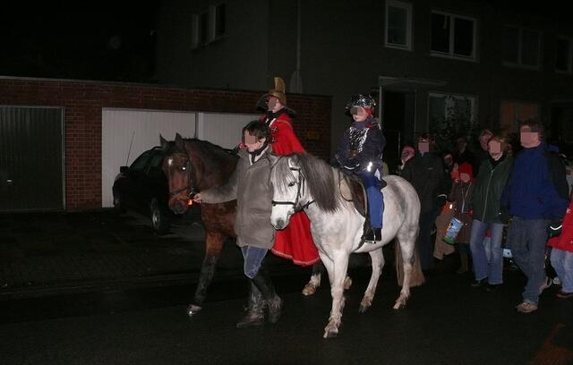 Zwei moderne St. Martins ritten hoch zu Ross vorneweg