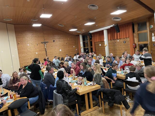 Vollbesetztes Aichacher Pfarrzentrum