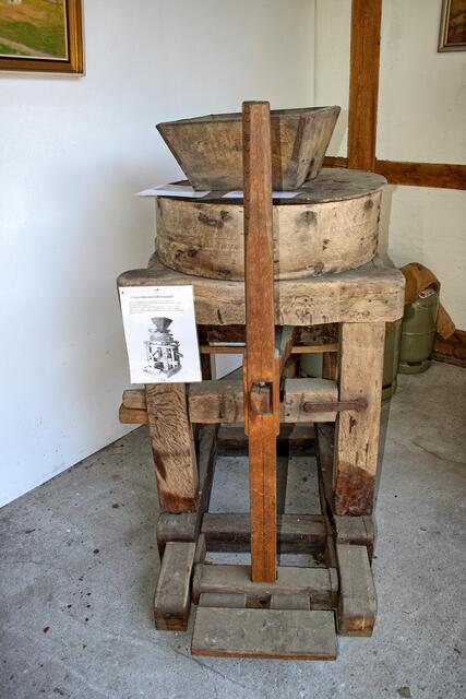 historische Grützmühle mit Fußantrieb in der Heimatdiele